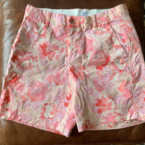 GAP Pants - GAP girlfriend chino short. Peony pattern. Size 6